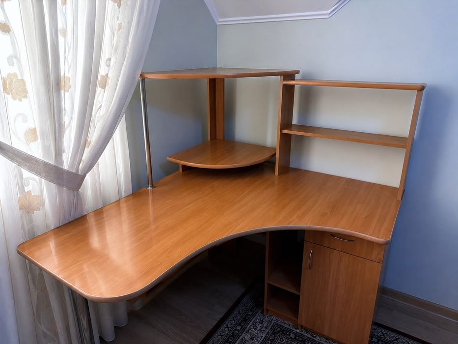 Комп'ютерний стіл