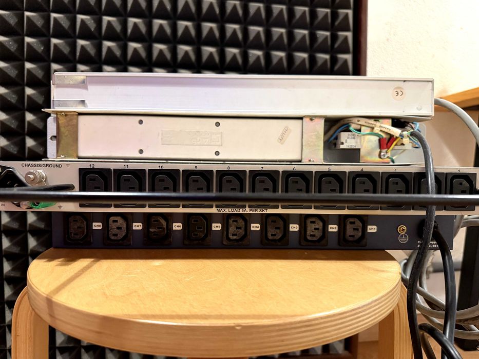 Lote de Distribuição de Energia de Rack 19" (PDUs Schuko, IEC e Showtec DJ-Switch 8)
