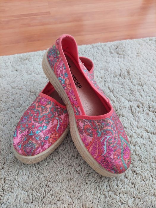 Selling brand-new rope-soled shoes, size 39