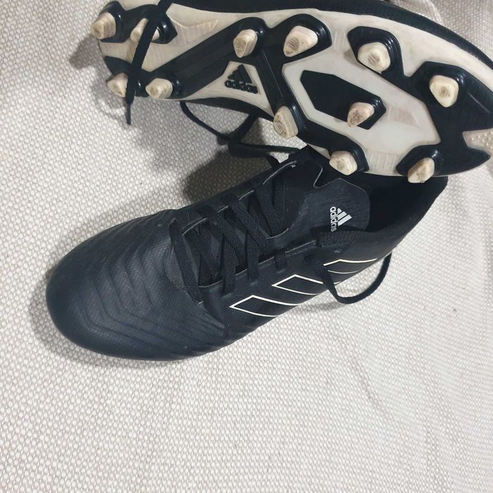 Chuteiras como novas e caneleiras de futebol