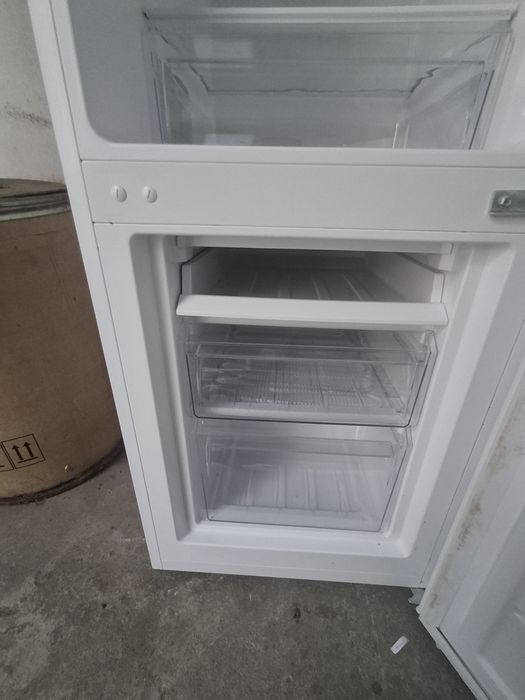 Холодильник з морозильною камерою