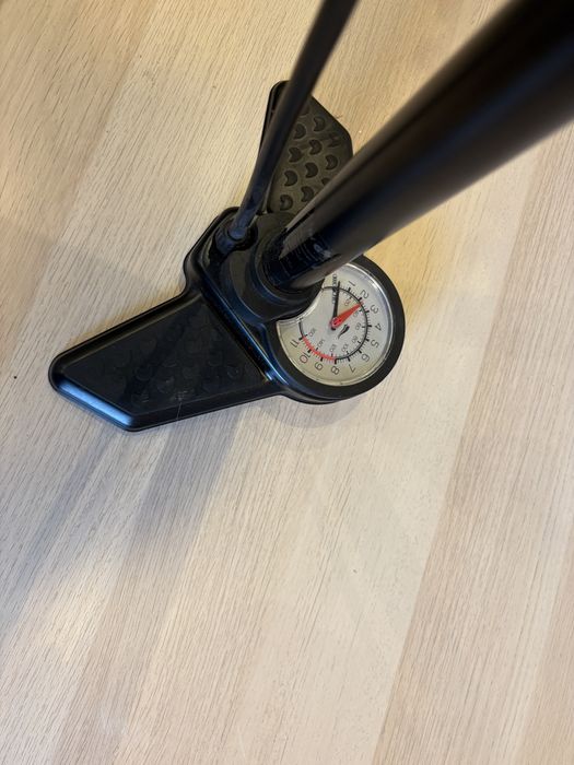 Pompka rowerowa duża Crivit z manometrem