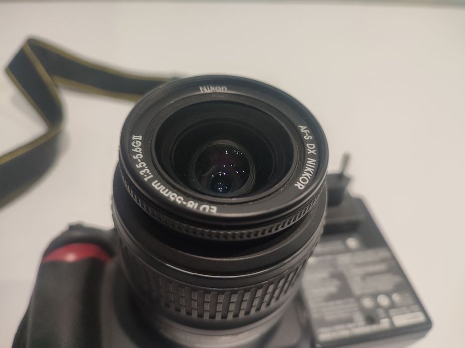 Продам майже новий Nikon D3100 з кітовим об'єктивом