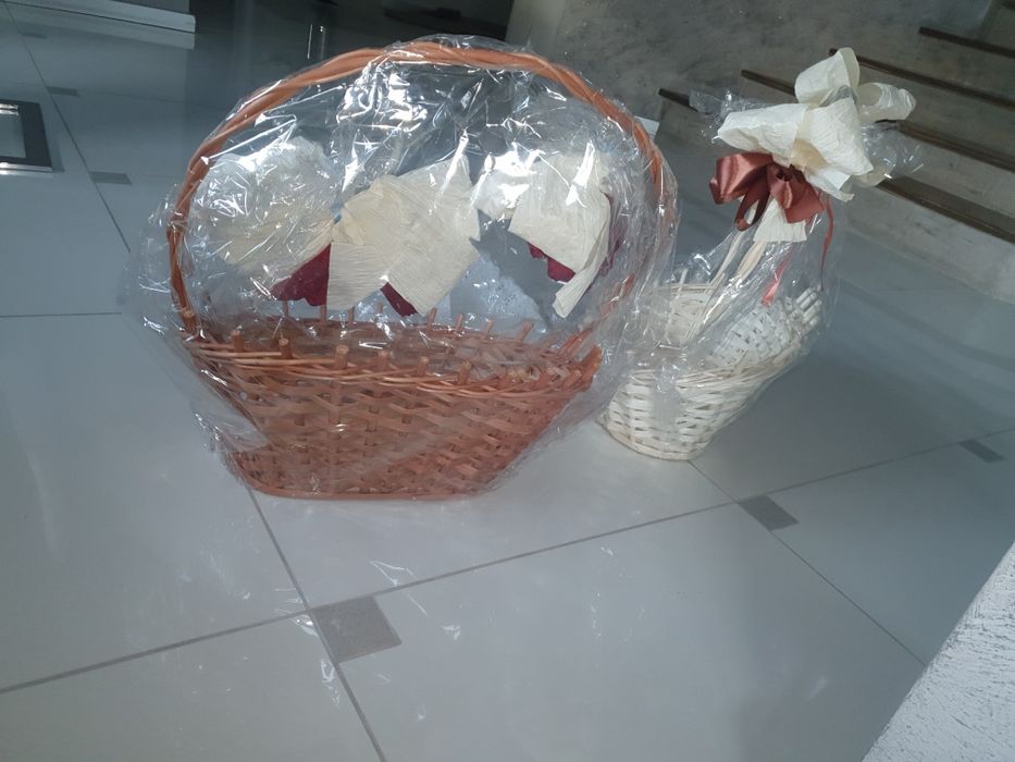 Kosz wiklinowy prezentowy z ozdobami