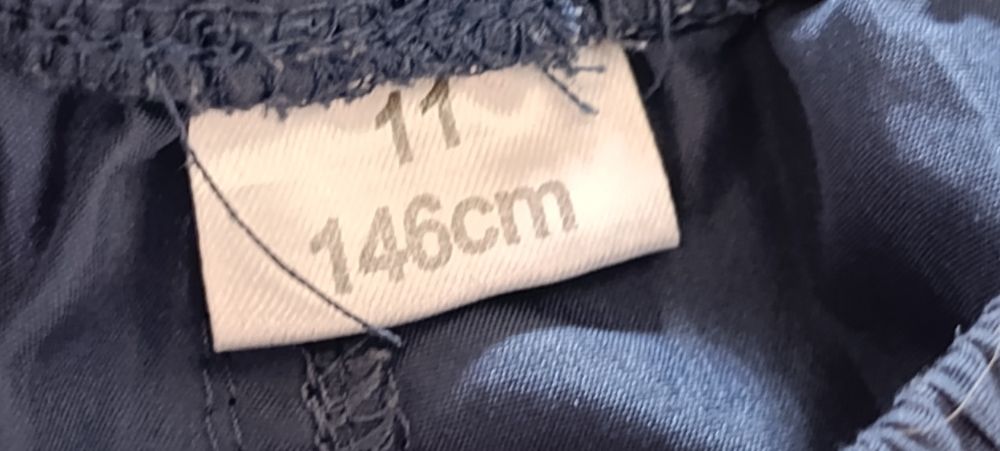 Granatowe spodenki rozm 146
