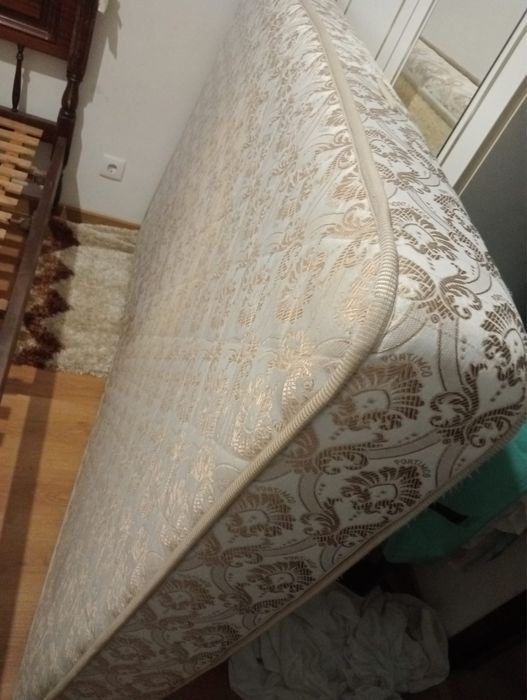 Cama de casal  madeira + colchão