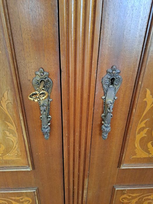 Armário antigo único