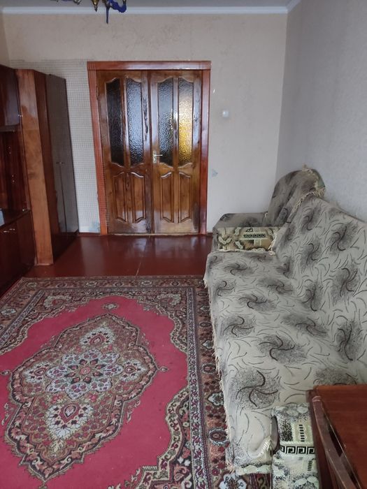 Здається кімната в трикімнатній квартирі