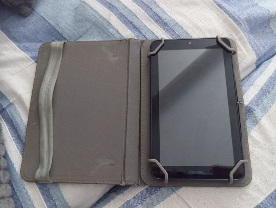 Tablet 7 polegadas. Com capa e carregador