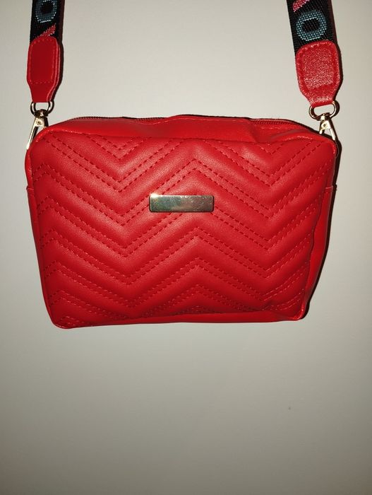 Nowa , czerwona torebka na ramię , pikowana
