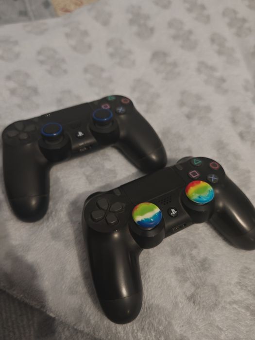 Playstation 4 com comandos e jogos