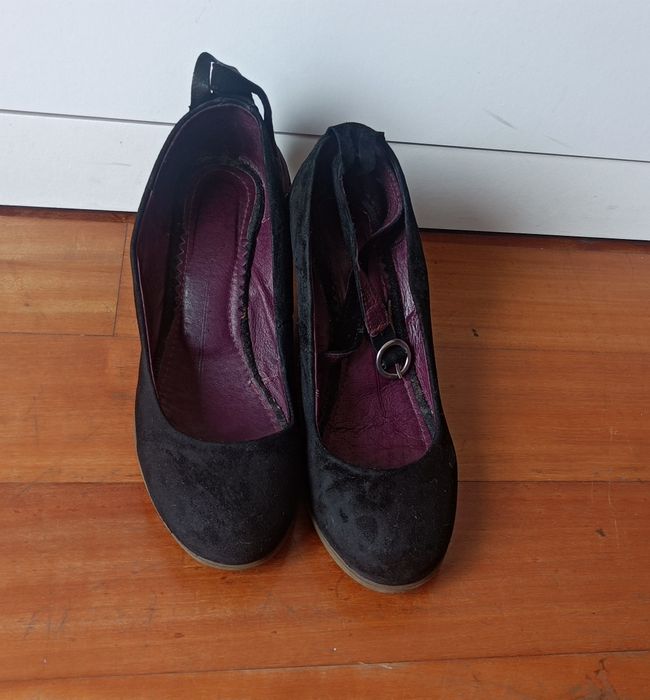 Sapatos em camurça e pele