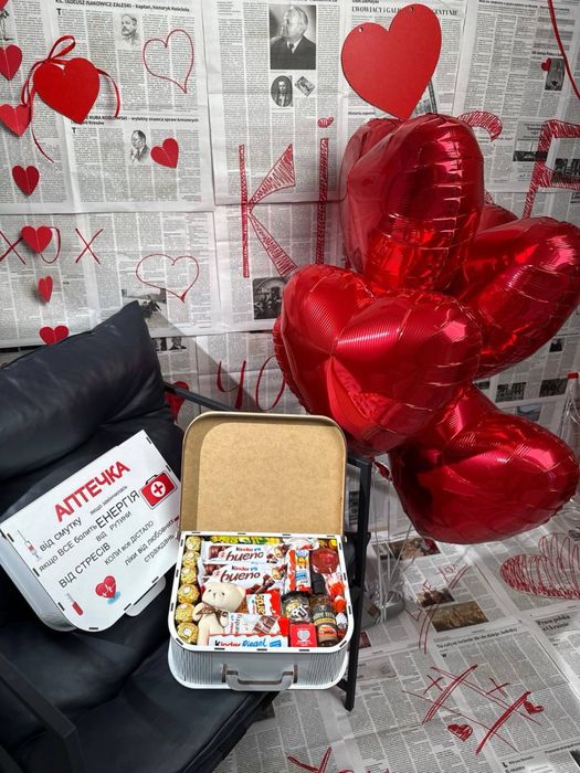 Подарункові бокси ручної роботи з шоколадом, цукерками та печивом