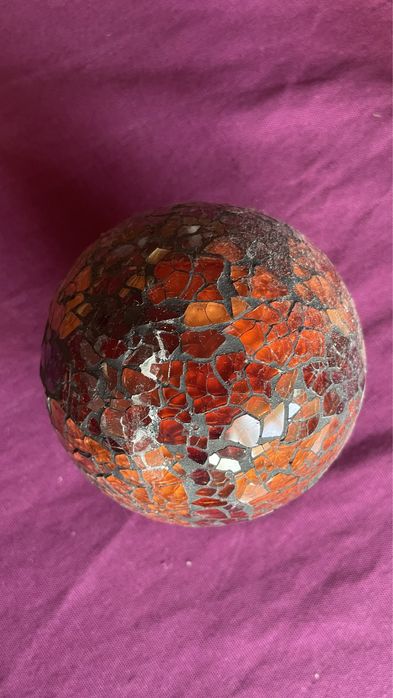 Bola com vidros coloridos decoaração