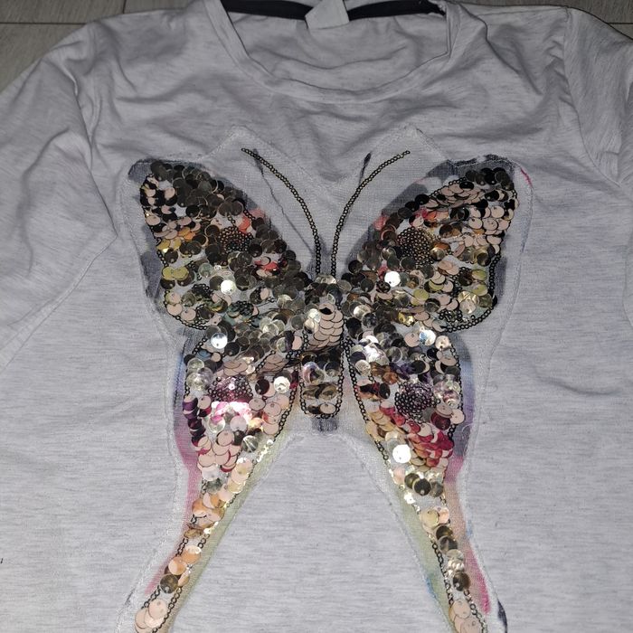 Bluzka z motylem z cekinów