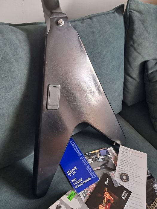 Gibson Flying V Satin Black na EMG + papiery + pokrowiec