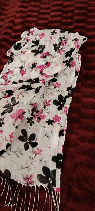 Echarpe com flores. Usada