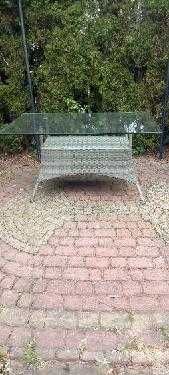 Stół ogrodowy ze szklanym blatem