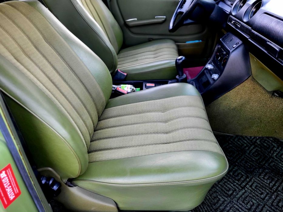 Mercedes-123  Classic  Old Car