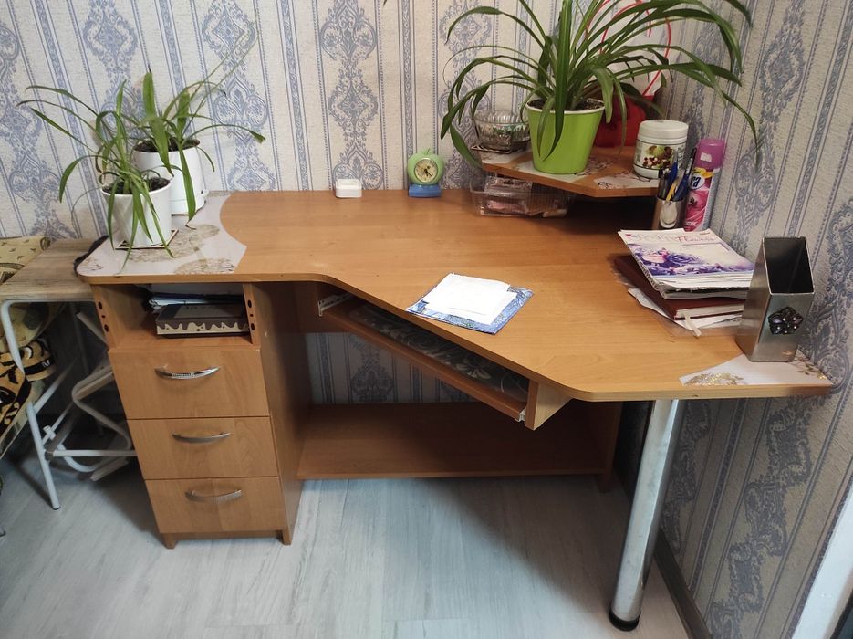 Комп'ютерній стлі для праці та навчання