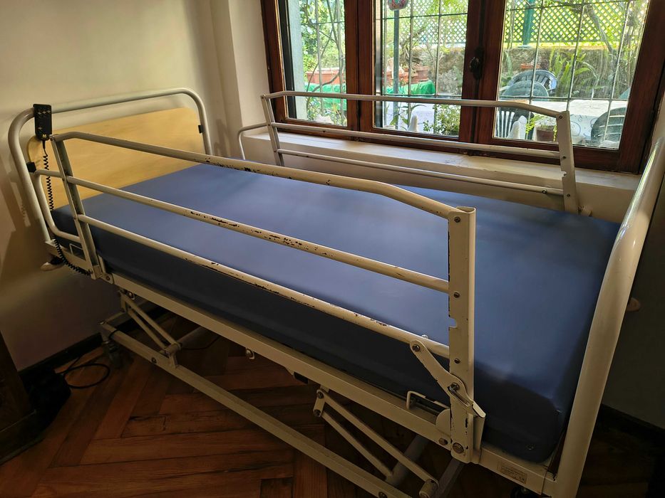 Cama ortopédica articulada com colchão