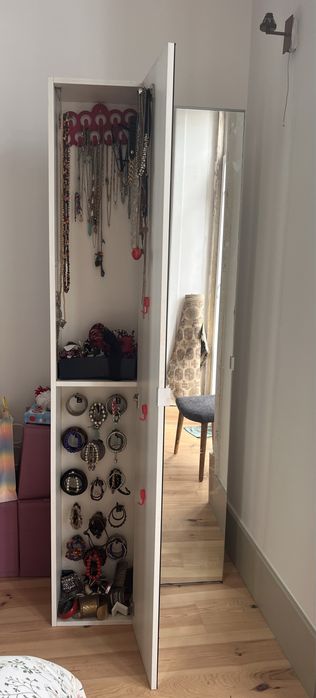 Movel ENHET com porta em espelho transformado em movel de acessorios