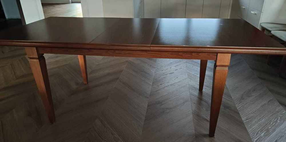 Piękny rozkładany stół