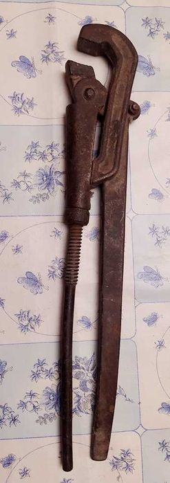 Рожкові ключі, ножовка, паяльник.