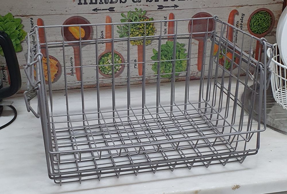 Prateleiras metálicas gradeadas