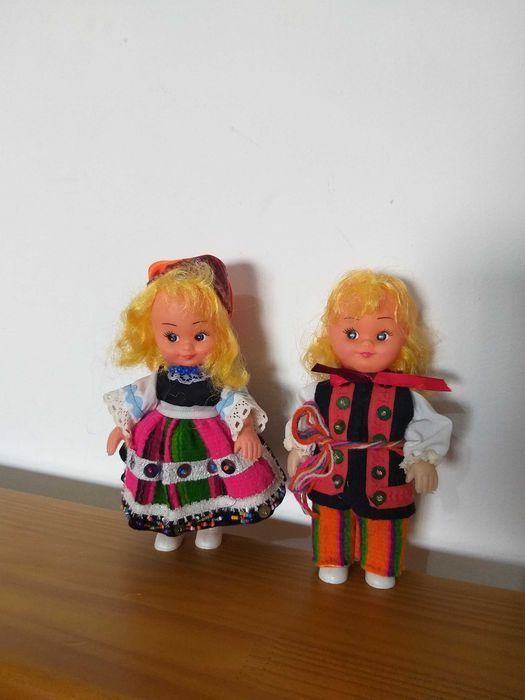 Pair of dolls wearing traditional Madeiran dresses