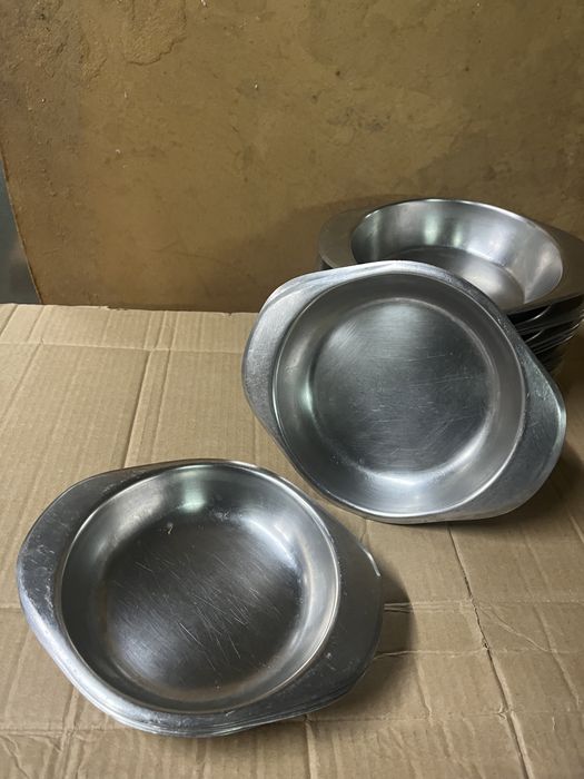 Travessas redondas com pegas em inox 29 unidades