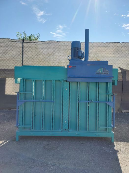 Belownica prasa dwukokorowa do foli makulatury kartonu odpadów śmieci