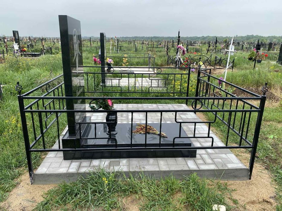 Ограда на кладбище от 8500 с установкой. Изготовление памятников.