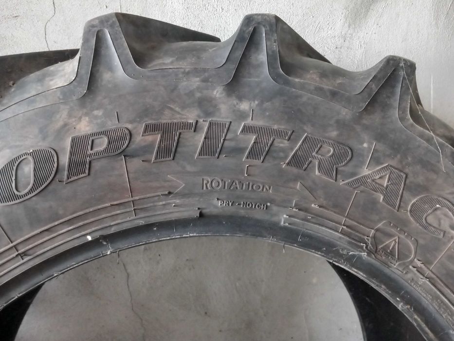 Ładna opona wzmocniona GOODYEAR - 34 (420/85) Uszkodzona