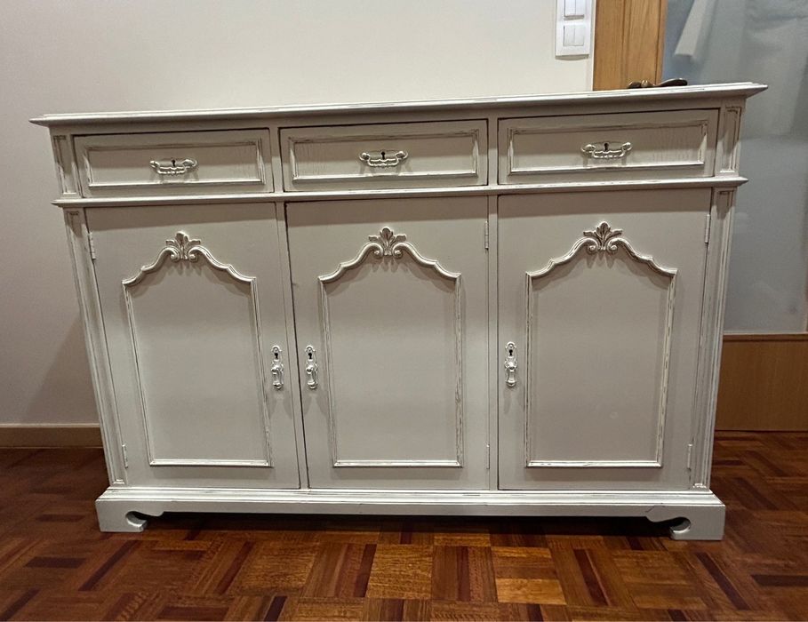 Sapateira/aparador em estilo decapê
