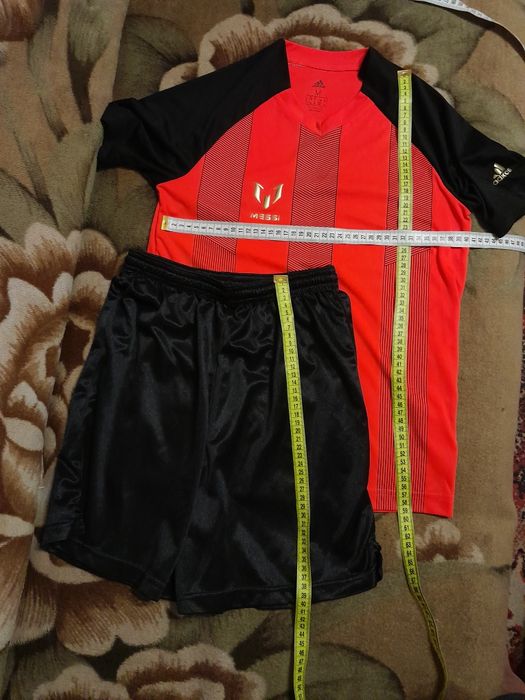 Продам  мальчиковые костюмы футбольные,104- 110 - 150,   бутсы, гетры,