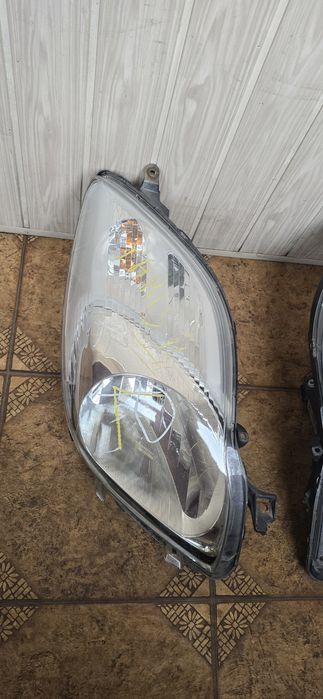 Lampa prawa lewa  przód przednia  Toyota Yaris II
