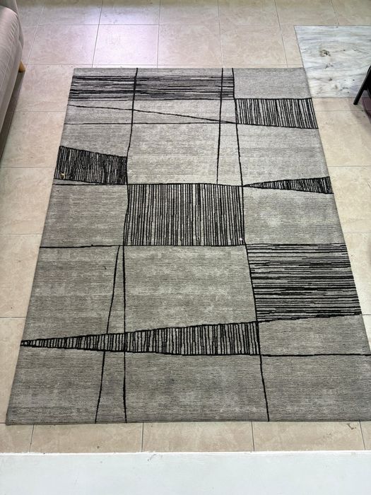 Tapete cinzento com padrões