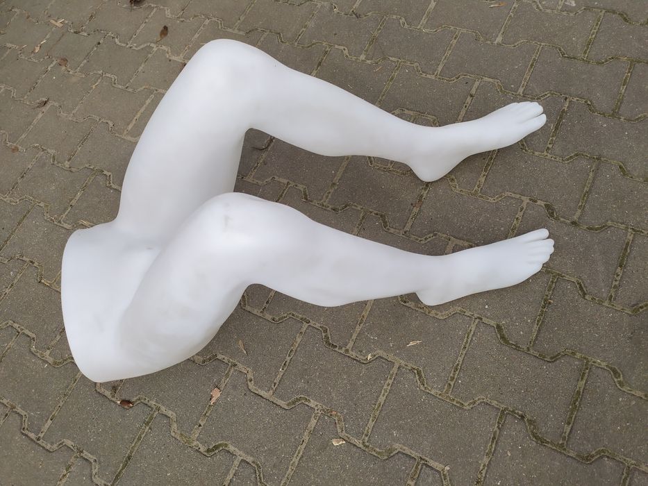 Manekin na spodnie wiszący.