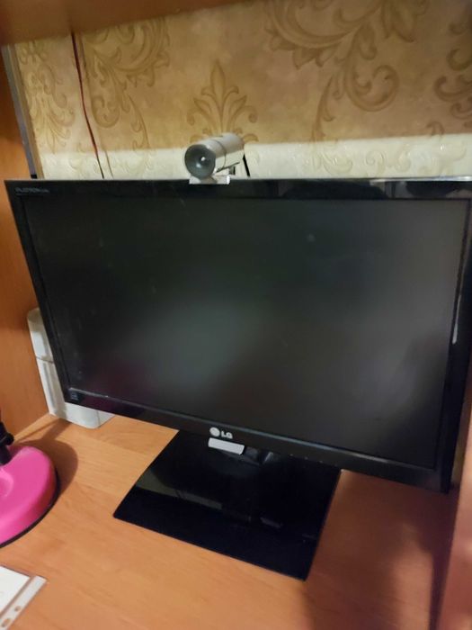 Продам комп'ютер,монітор та системний блок имонитор. в подарок колонки