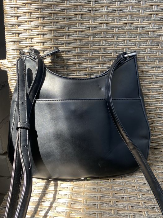 Женская черная сумка через плечо
