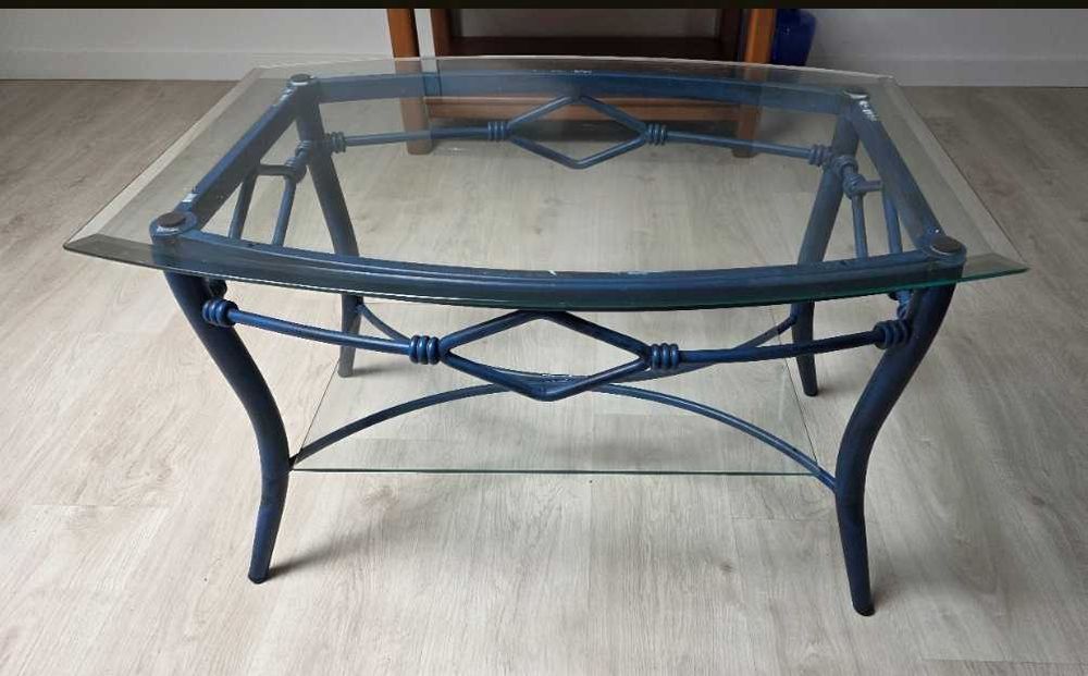 Mesa de ferro azul e vidros