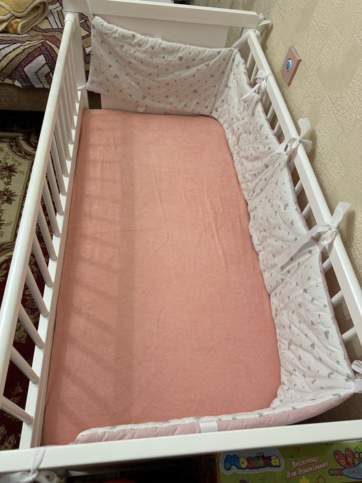 Дитяче ліжко.