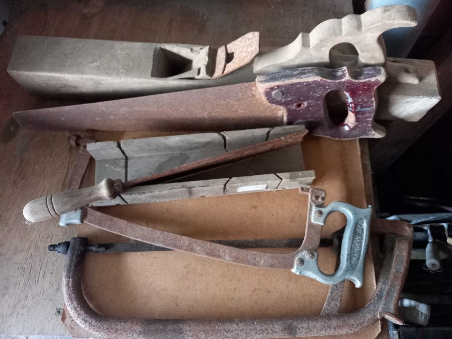 Vendo ferramentas antigas