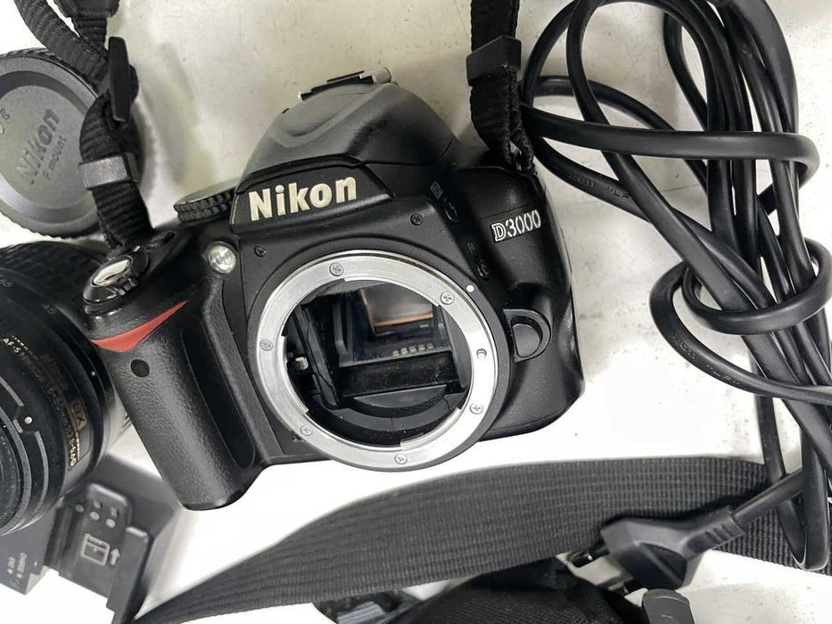 Фотокамера зеркальная Nikon D3000 kit 18-55 VR с объективом