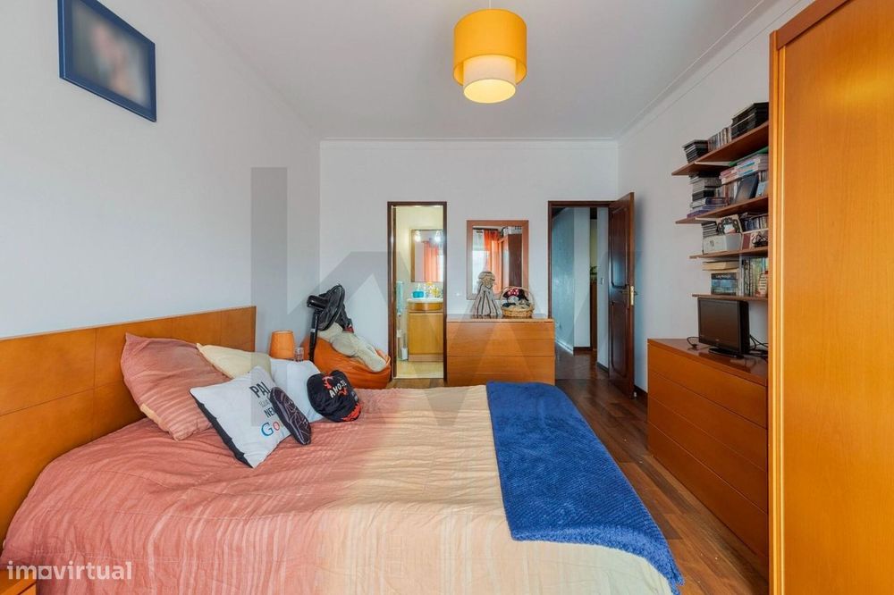 Apartamento T3 com Varanda e Vista para a Serra da Arrábida – Praça de