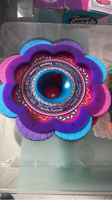 Crianca aprenda a dazer as duas pulseiras