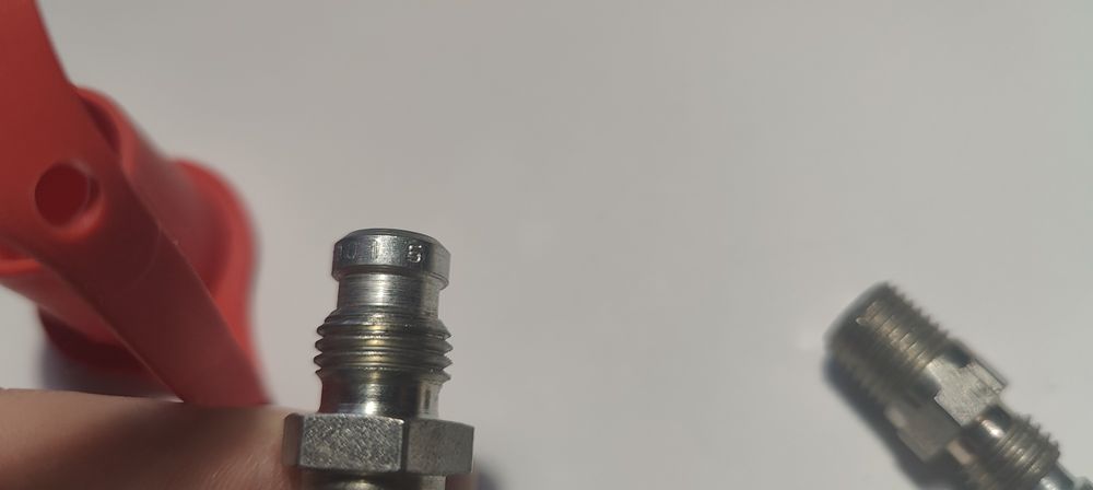 ВЗУ метан NGV1-P30 зі зворотним клапаном, під трубку D6 та D8