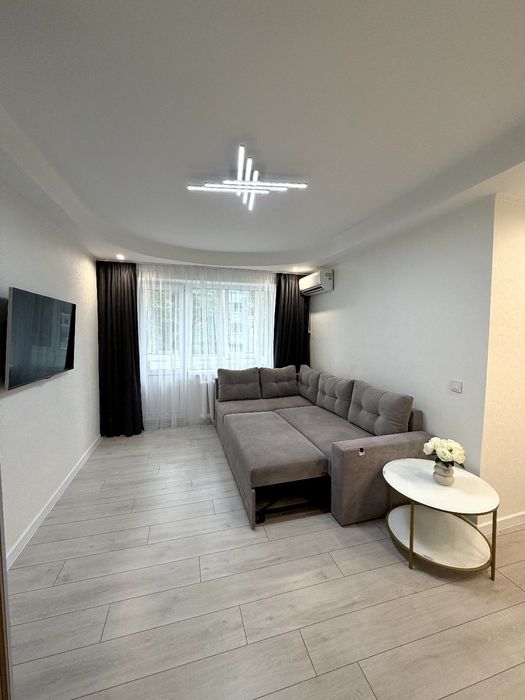 Власник без комісії. Київ .Продам 2 к квартиру 10 хв до метро. Бульвар Верховної Ради 26 Б