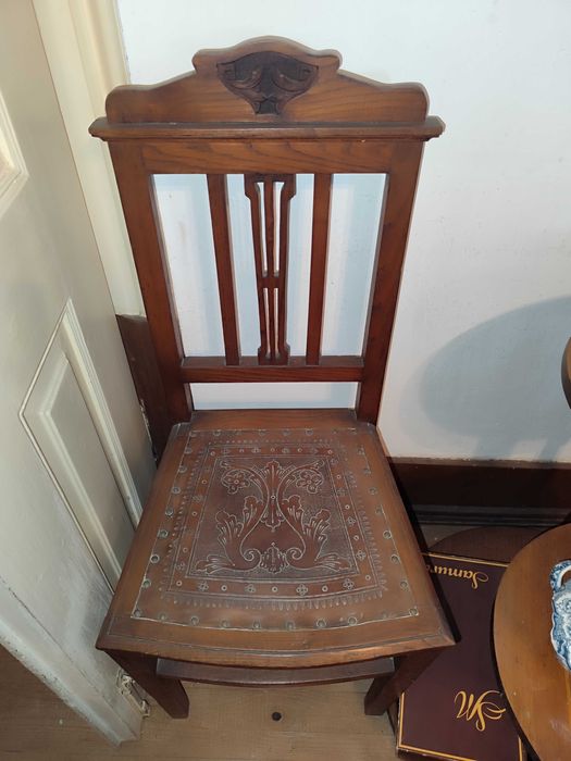 Mesa de sala de jantar com cadeiras com o assento trabalhado